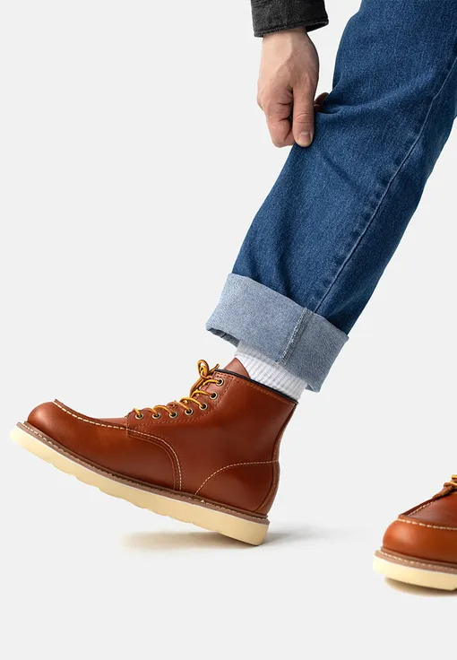 С широкими джинсами хорошо смотрятся массивные кроссовки или ботинки