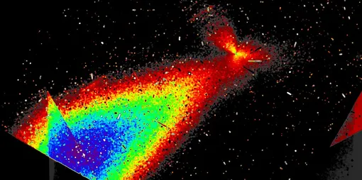 Видна структура из трех струй с заметным антихвостом в направлении Солнца (в левом нижнем углу)