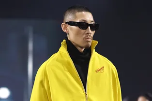 В моду вернулась спортивная одежда начала нулевых: чем больше лого, тем лучше