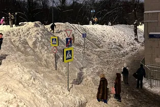 «Миусская дюна»: гигантский трехметровый сугроб стал достопримечательностью Москвы