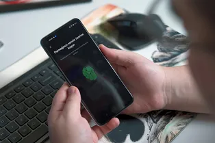 Под видом бесплатного ChatGPT и VPN: как новый вирус превращает смартфоны в «зомби» Под видом бесплатного ChatGPT и VPN: как новый вирус превращает смартфоны в «зомби»