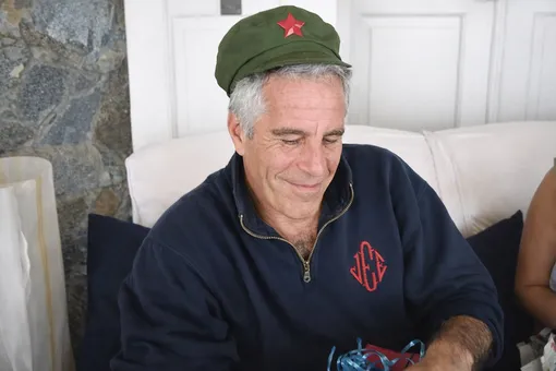 Джеффри Эпштейн арендовал 6 складов в США, чтобы спрятать улики: там хранилась информация о его преступлениях Джеффри Эпштейн арендовал 6 складов в США, чтобы спрятать улики: там хранилась информация о его преступлениях