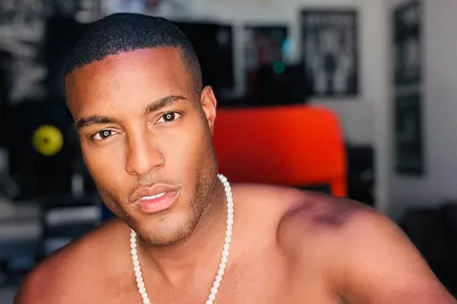 Стефан-Пьер Томлин, признаный в 2025 году самым популярным мужчиной в Tinder, где его аккаунт набрал более 48,000 лайков