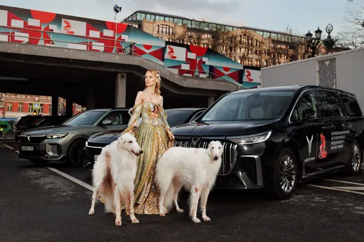 Гостья церемонии открытия 48-го ММКФ и автомобили, представленные на кинофестивале брендом инновационных электромобилей и гибридов VOYAH: кроссовер VOYAH ФРИ / FREE, седан VOYAH СТРАСТЬ / PASSION и минивэн VOYAH МЕЧТА / DREAM