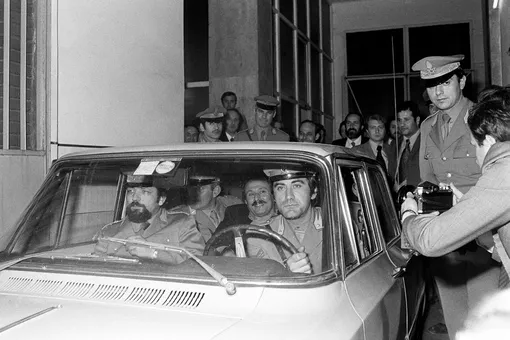 Арест сотрудниками финансовой гвардии Италии гангстера Лучано Леджо, 1974 год Арест сотрудниками финансовой гвардии Италии гангстера Лучано Леджо, 1974 год