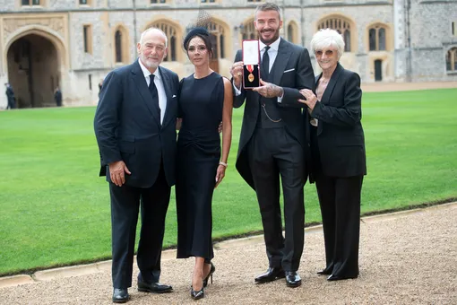 Дэвид Бекхэм с родителями Тэдом и Сандрой и женой Викторией