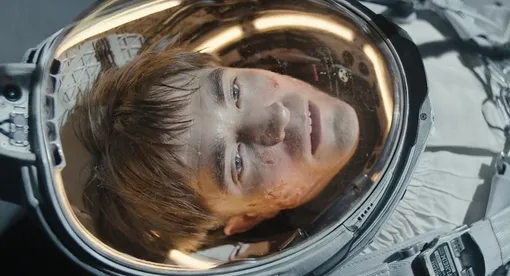 В фильме «Микки 17 (2025) Роберт Паттинсон