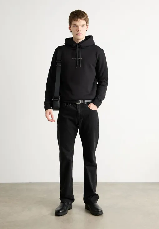 Черные джинсы и худи