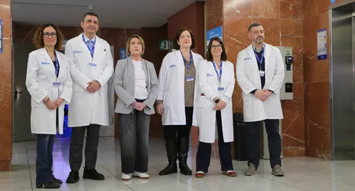 Врачи с пациенткой, перенесшей пересадку лица