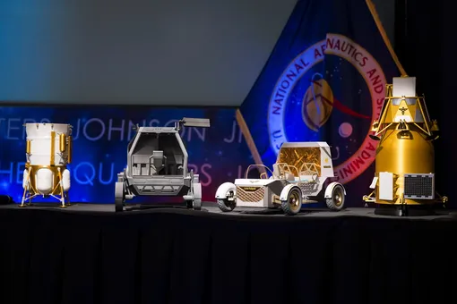 Модели лунного посадочного модуля Blue Origin Mark 1, пилотируемого лунного ровера Astrolab, ровера Pegasus компании Lunar Outpost и орбитального аппарата Firefly Elytra Dark (слева направо)