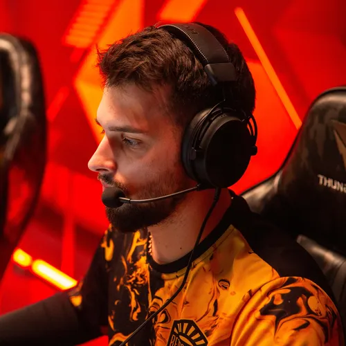 Не просто «игра за компьютером»: как выглядит один день из жизни профессионального киберспортсмена