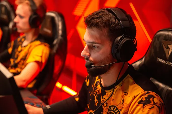 Не просто «игра за компьютером»: как выглядит один день из жизни профессионального киберспортсмена