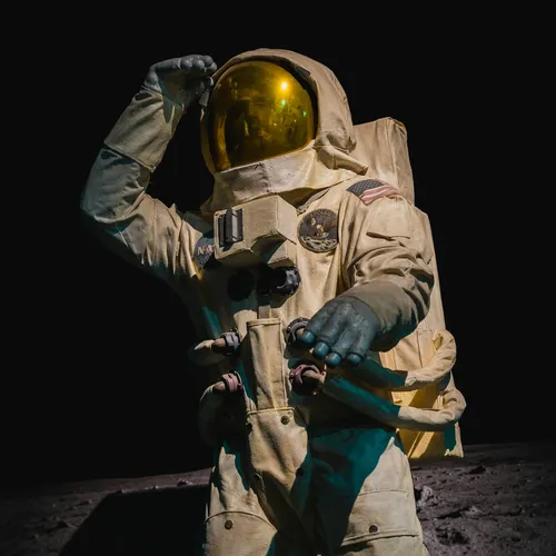 Высадка на Луну переносится на 3 года: NASA не могут разработать скафандры для астронавтов