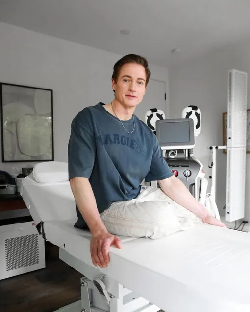 Биохакер Брайан Джонсон на омолаживающих процедурах