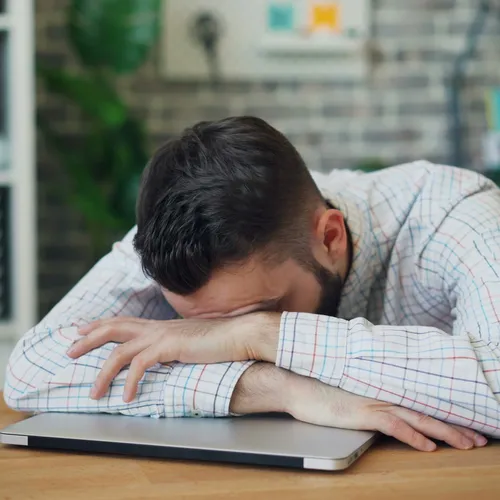 Клонит в сон на работе? 6 способов взбодриться и одна причина показаться врачу