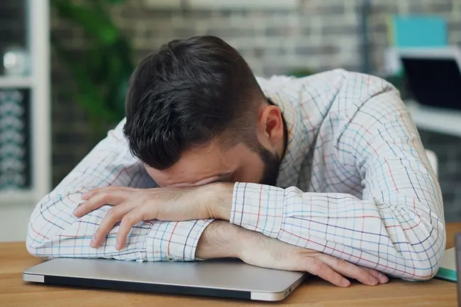 Клонит в сон на работе? 6 способов взбодриться и одна причина показаться врачу