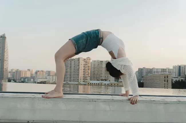 Квадробика: новый вирусный тренд, где люди бегают, прыгают и ползают на четвереньках