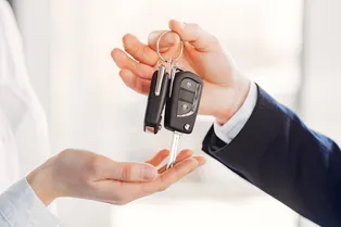 Грядет эпоха дорогих ключей: россиянам придется отказаться от машины в 2026 году? Грядет эпоха дорогих ключей: россиянам придется отказаться от машины в 2026 году?