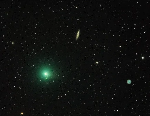 Комета 41P/Туттля — Джакобини — Кресака (зеленоватый объект левее центра изображения), галактика M108 и планетарная туманность M97 (снимок сделан 22 марта 2017 года) Комета 41P/Туттля — Джакобини — Кресака (зеленоватый объект левее центра изображения), галактика M108 и планетарная туманность M97 (снимок сделан 22 марта 2017 года)