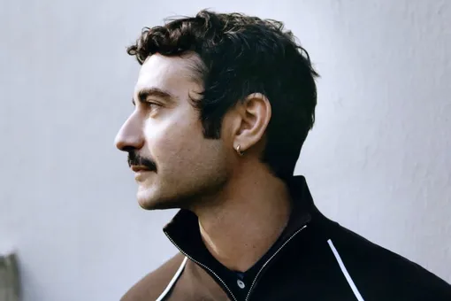 Креативный директор Versace уходит из бренда после его продажи: он выпустил только одну коллекцию