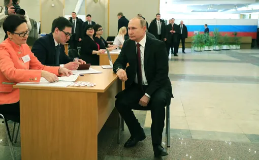 Владимир Путин на избирательном участке № 2151 во время голосования на выборах Президента России.