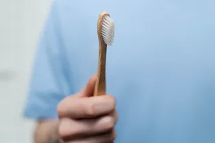 Почему зубы лучше чистить сухой щеткой?