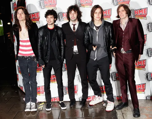 Группа The Strokes на церемонии вручения премии NME Awards в 2006 году Группа The Strokes на церемонии вручения премии NME Awards в 2006 году