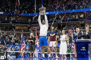 Медведев разгромно проиграл Джоковичу в финале US Open: матч смотрели Макконахи, Ди Каприо и Ратаковски Медведев разгромно проиграл Джоковичу в финале US Open: матч смотрели Макконахи, Ди Каприо и Ратаковски