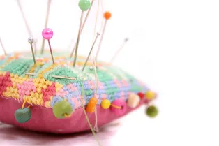 Шитье вместо смартфонов: как зумеры лечат цифровую зависимость иглами и нитками Шитье вместо смартфонов: как зумеры лечат цифровую зависимость иглами и нитками