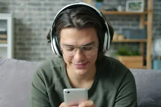 Понять невозможно: почему зумеры массово теряют способность говорить четко и как это разрушает их общение