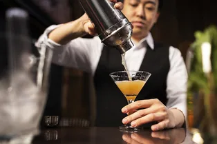 Бар для выгоревших открыли в Японии: там бесплатно наливают тем, кто собрался уволиться