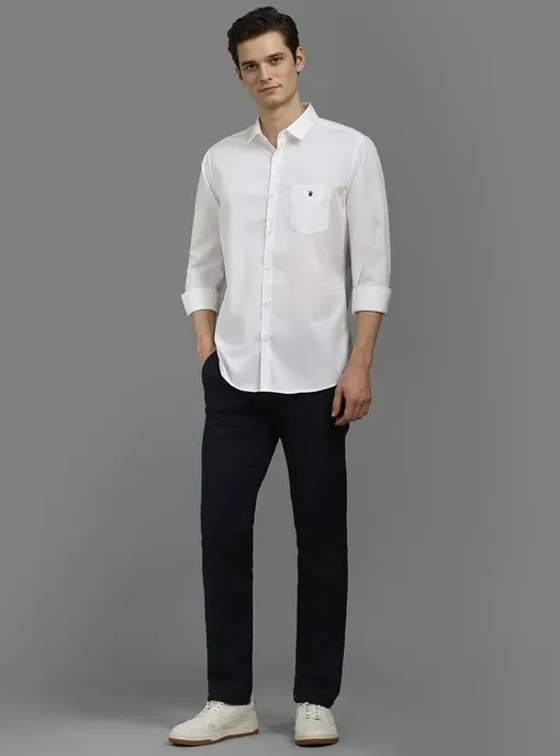 Черные джинсы и белая рубашка