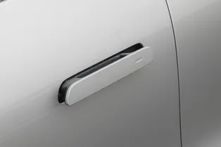 Скрытые дверные ручки в автомобилях запретили власти Китая: из-за них гибли люди