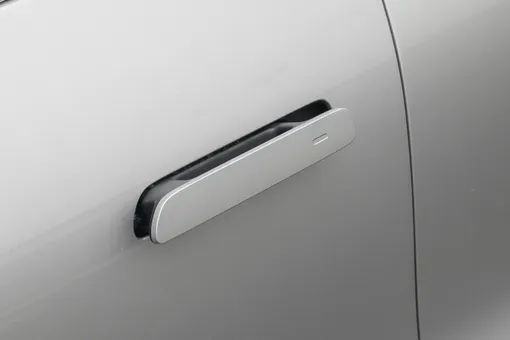 Скрытые дверные ручки в автомобилях запретили власти Китая: из-за них гибли люди Скрытые дверные ручки в автомобилях запретили власти Китая: из-за них гибли люди