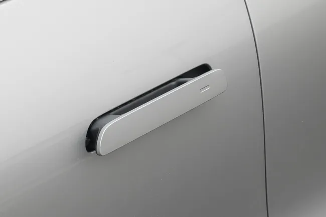 Скрытые дверные ручки в автомобилях запретили власти Китая: из-за них гибли люди