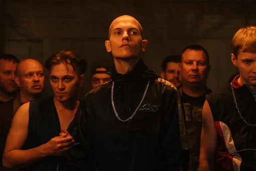 Николай Комягин (в центре) на съёмках видеоклипа группы Shortparis «КоКоКо / Cтруктуры не выходят на улицы»