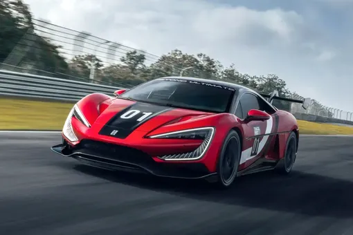 Китайский авто, обогнавший Bugatti, электромобиль от Джонни Айва и термомышка для геймеров: дайджест новостей техники