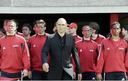 Кадр из фильма «Она — мужчина» (2006) Кадр из фильма «Она — мужчина» (2006)