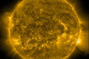 Солнце открыло огонь: гигантский протуберанец летит прямо в загадочную комету 3I/ATLAS