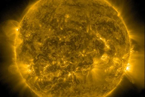 Солнце открыло огонь: гигантский протуберанец летит прямо в загадочную комету 3I/ATLAS