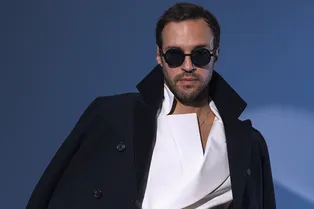 Как одеваться стильно зимой: модные тренды с актером Павлом Поповым