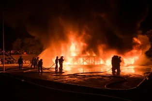 Горит НПЗ, школы закрыты: Рязань подверглась массированной атаке БПЛА, что известно Горит НПЗ, школы закрыты: Рязань подверглась массированной атаке БПЛА, что известно