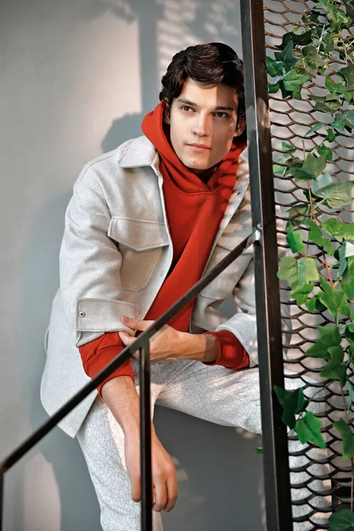 Куртка-рубашка, STREET BEAT; худи, PíTKINA; брюки, PAIGE