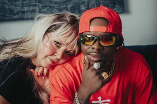 Ему 25, ей 68: пара с огромной разницей в возрасте поженилась из-за предсказания и вызвала хейт в соцсетях