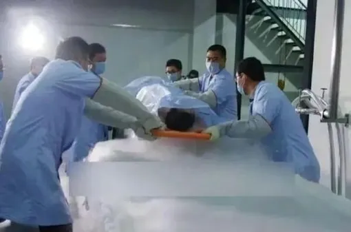 Медицинский персонал готовит Чжань к криогенной процедуре, которая, как надеется ее муж, когда-нибудь вернёт ее к жизни