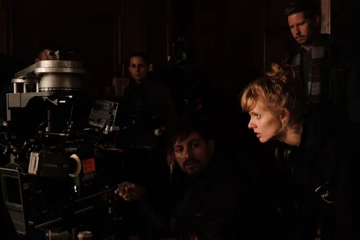 Роуз Гласс на съёмочной площадке фильма «Спасительница» (2019) Роуз Гласс на съёмочной площадке фильма «Спасительница» (2019)