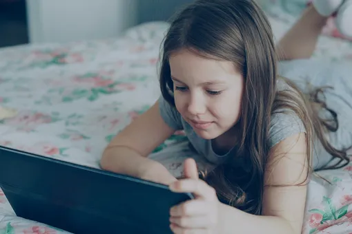 Это поколение уже не спасти: треть школьников свайпают по книгам как по экранам смартфонов Это поколение уже не спасти: треть школьников свайпают по книгам как по экранам смартфонов