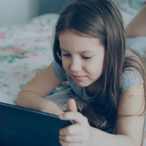 Это поколение уже не спасти: треть школьников свайпают по книгам как по экранам смартфонов