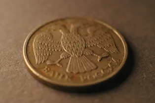 «Крепкий рубль весной не продержится»: россиянам посоветовали запастись терпением