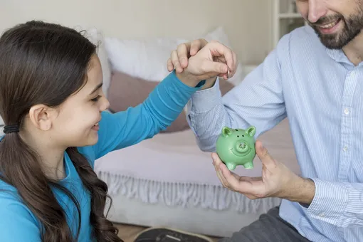 Еда, жилье и немного досуга: экономист подсчитала, на что хватит средней зарплаты россиян в 2026 году Еда, жилье и немного досуга: экономист подсчитала, на что хватит средней зарплаты россиян в 2026 году